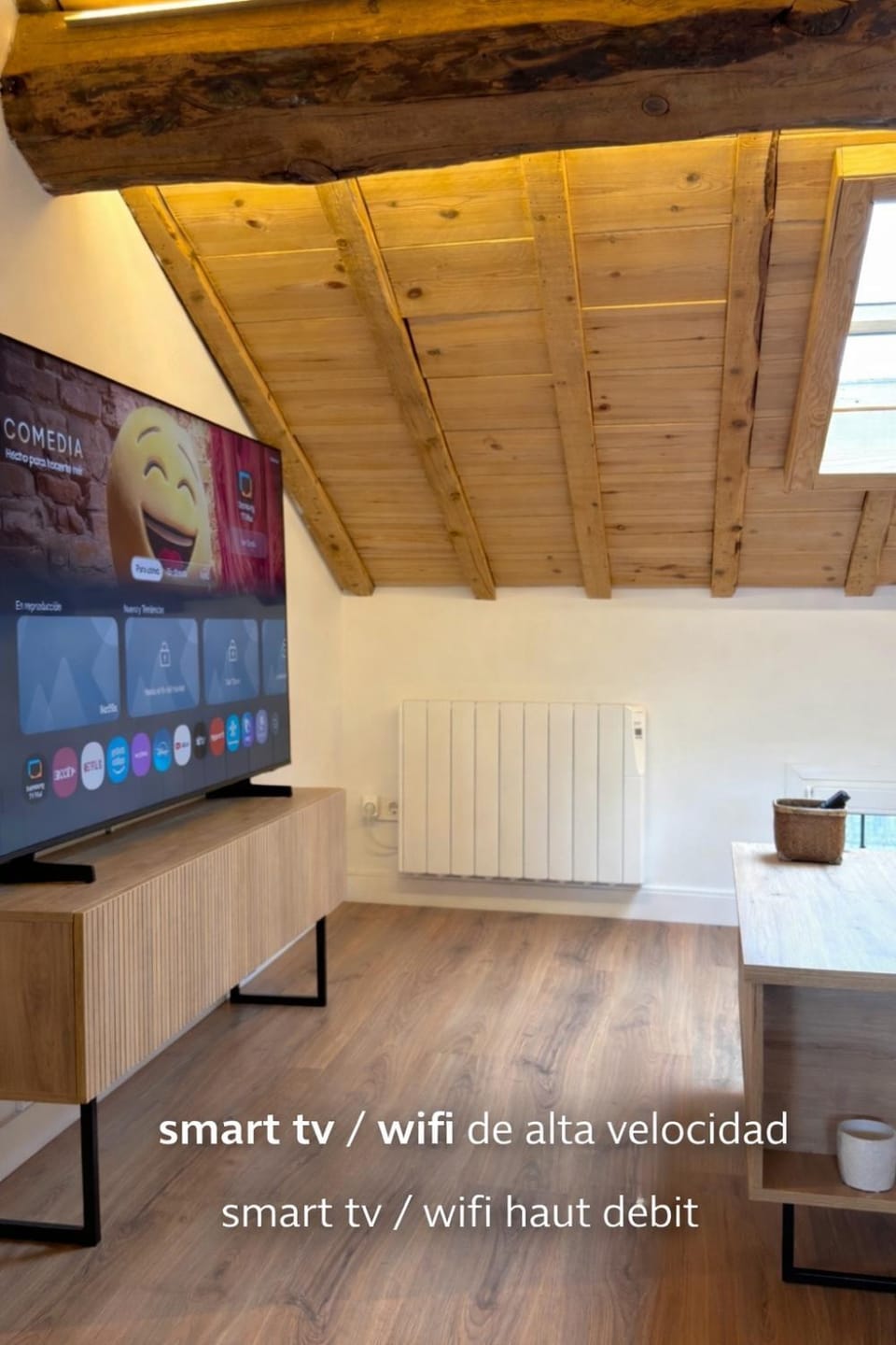 Communal lounge/ TV room, TV and multimedia, Evening entertainment, Text overlay