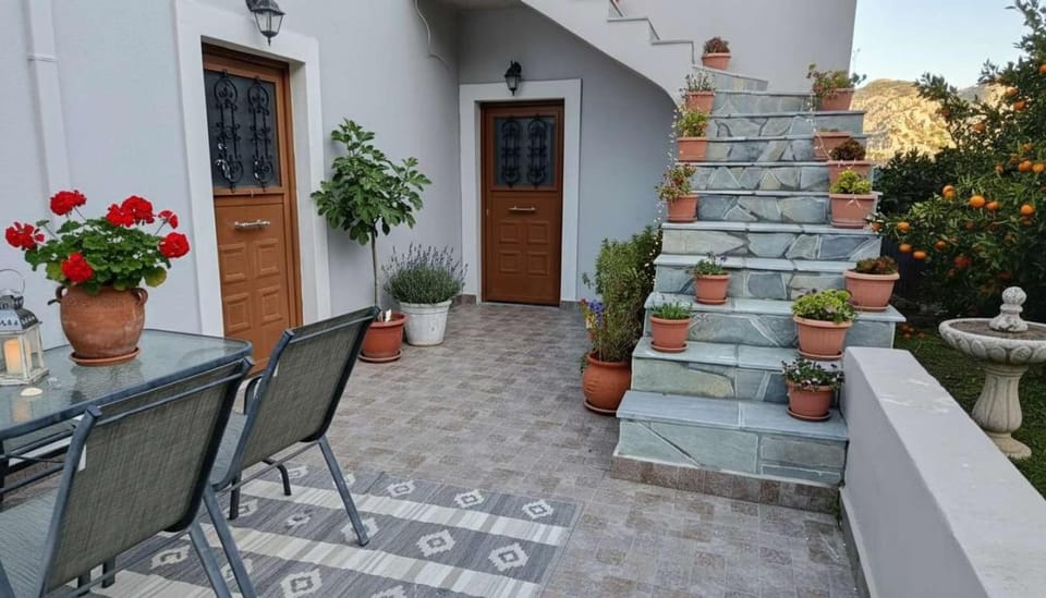 Property building, Patio, Day, Garden, Balcony/Terrace, Garden view