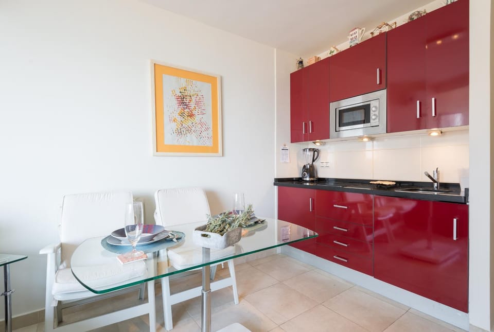 Kitchen or kitchenette, Dining area, microwave, stove