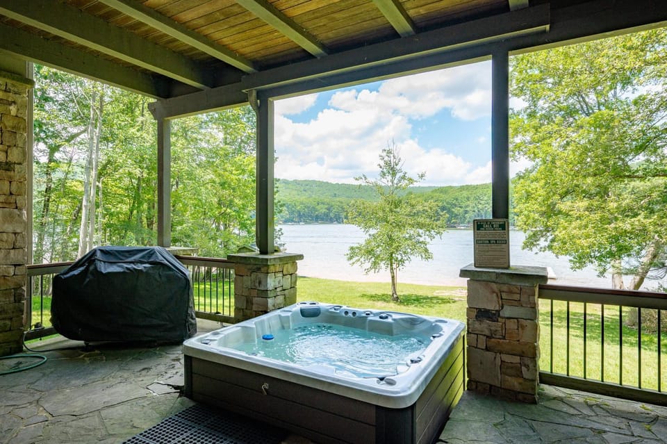 Lake Shore Lodge House in Deep Creek Lake