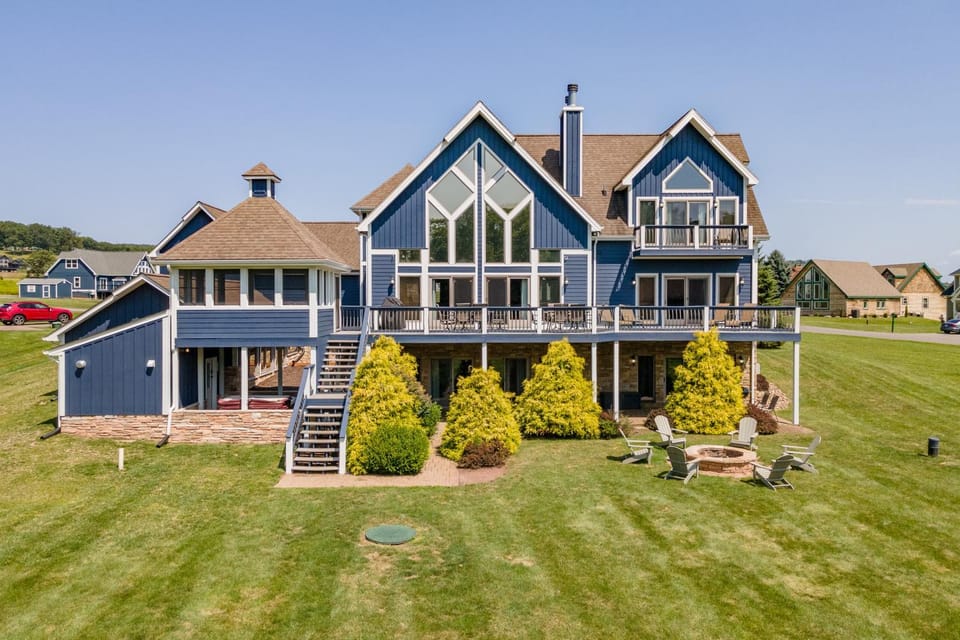 Lake Side Lodge by Railey Vacations House in Deep Creek Lake