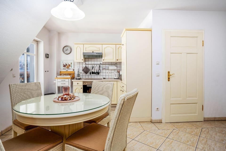 Fewo-Nordlicht-in-Binz-2-Raum-bis-4-Pers-Direkt-am-Strand-Meerblick-Aufzug-Wallbox-Hund Apartment in Binz