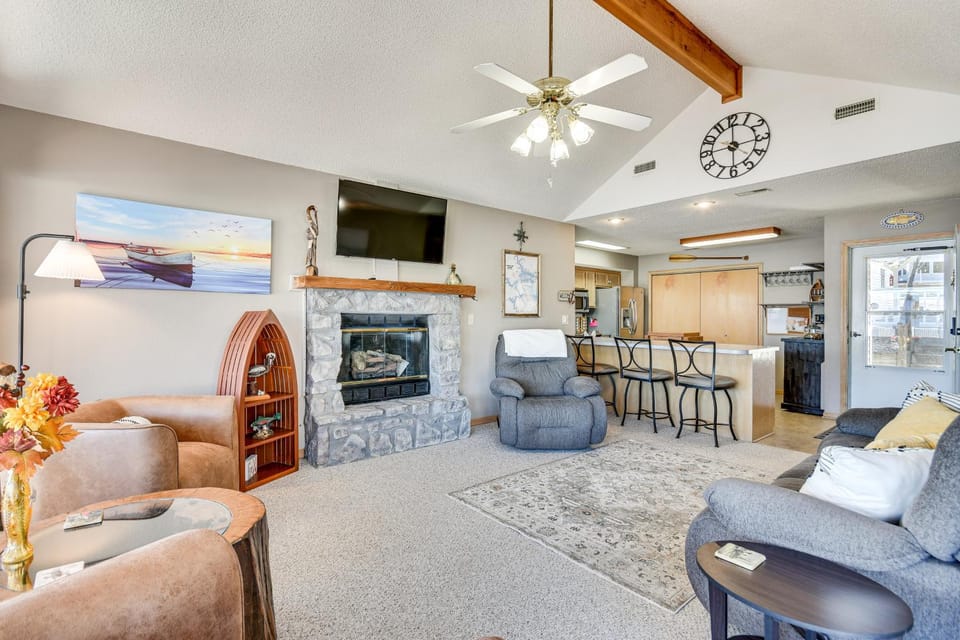 Private Hot Tub, Fire Pit! Lakefront Ozarks Escape House in Lake of the Ozarks