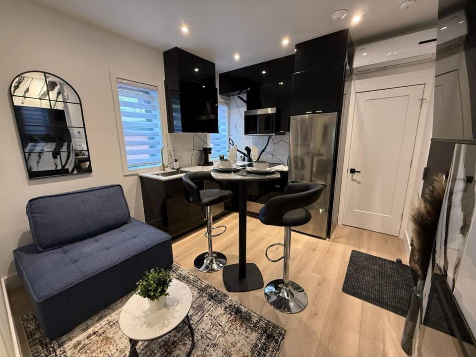 Style City Getaway! Downtown on point! Full Private apartments! Apartment in Montreal