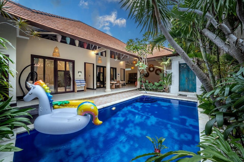 Property building, Day, Pool view, Swimming pool