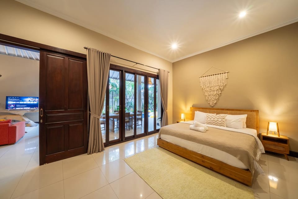 Bed, TV and multimedia, Photo of the whole room, Bedroom