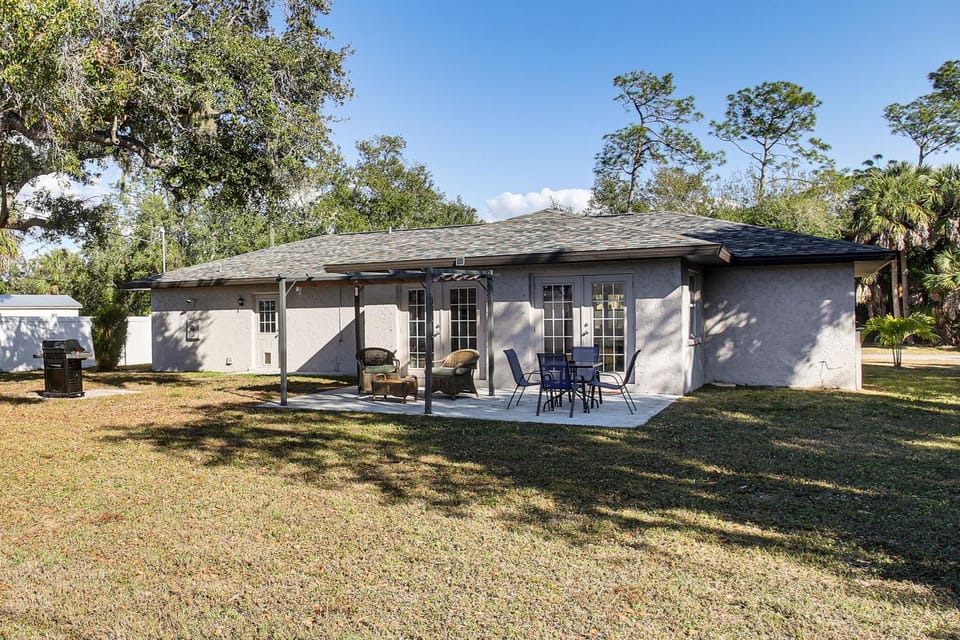 Stay & 'Sea' Port Charlotte: Family Home w/ Yard House in Port Charlotte