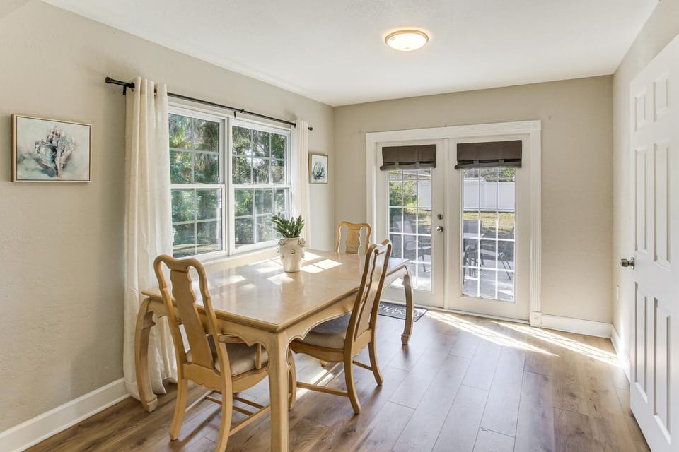 Stay & 'Sea' Port Charlotte: Family Home w/ Yard House in Port Charlotte