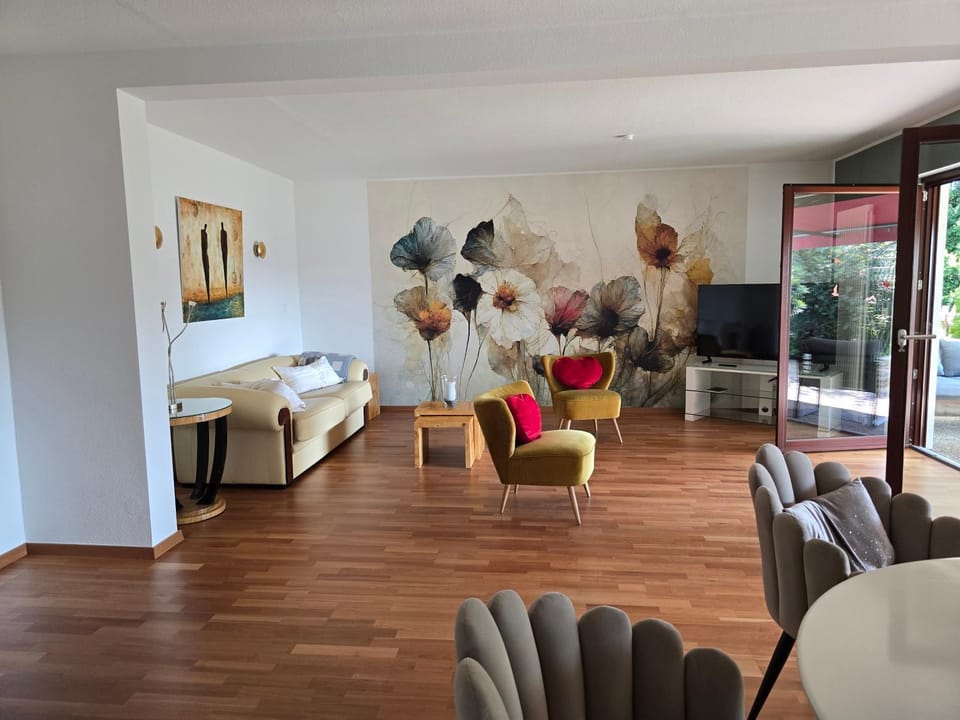 Exklusive Ferienwohnung Bad Salzschlirf - direkt am Waldrand - großer Garten kompett umzäunt - Hunde willkommen - 2 private Stellplätze Apartment in Hesse
