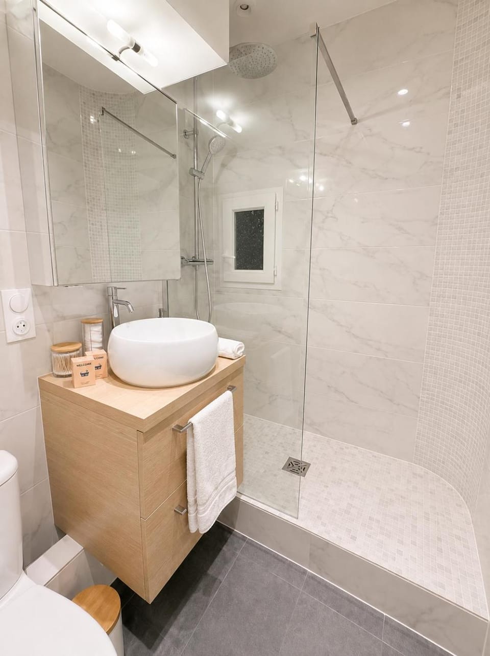 Shower, Toilet, Bathroom, towels