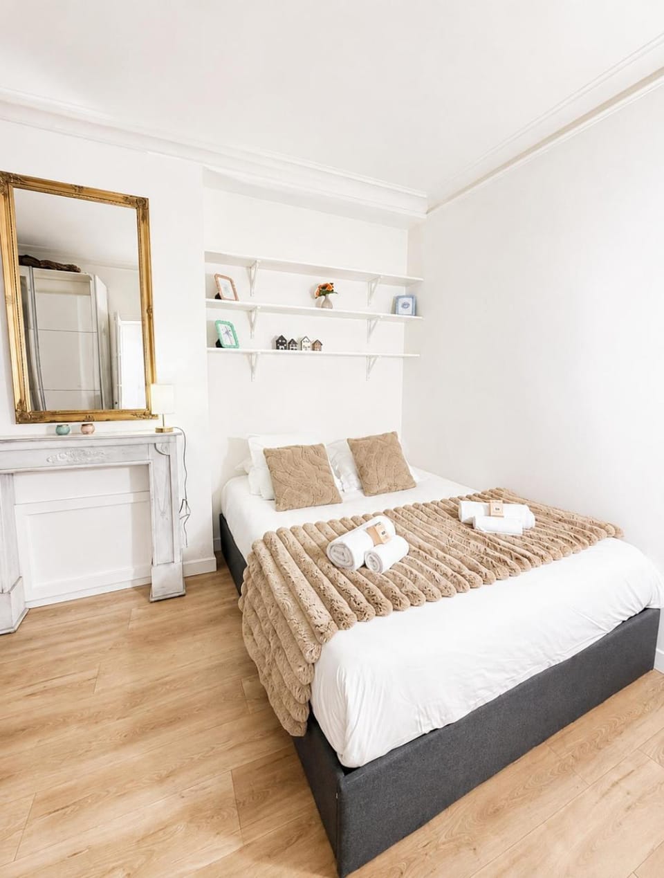 Bed, Bedroom, towels