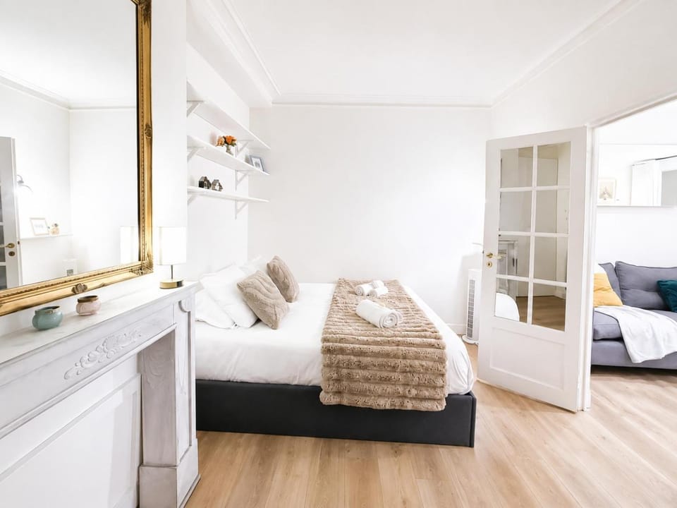 Bed, Bedroom, towels