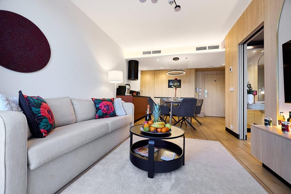 TV and multimedia, Kitchen or kitchenette, Living room, Seating area, minibar