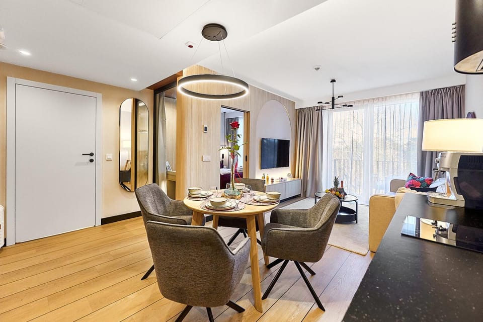 TV and multimedia, Living room, Seating area, Dining area