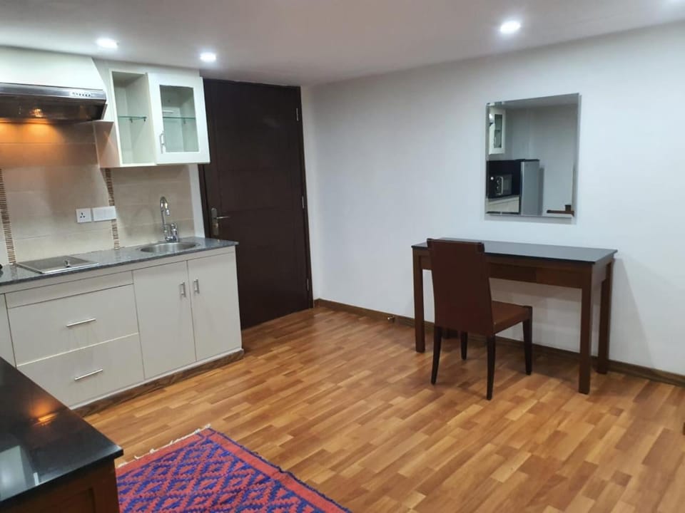 Demure Apartments Cozy Studio Guest Favorite Near Airport Apartment in Lahore