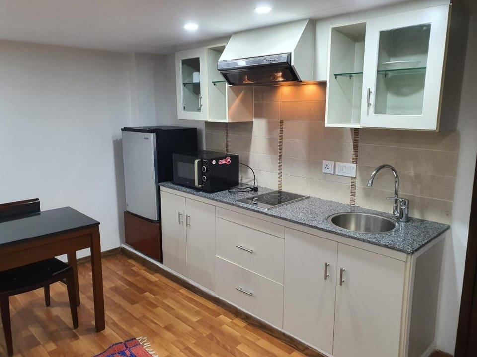 Demure Apartments Cozy Studio Guest Favorite Near Airport Apartment in Lahore
