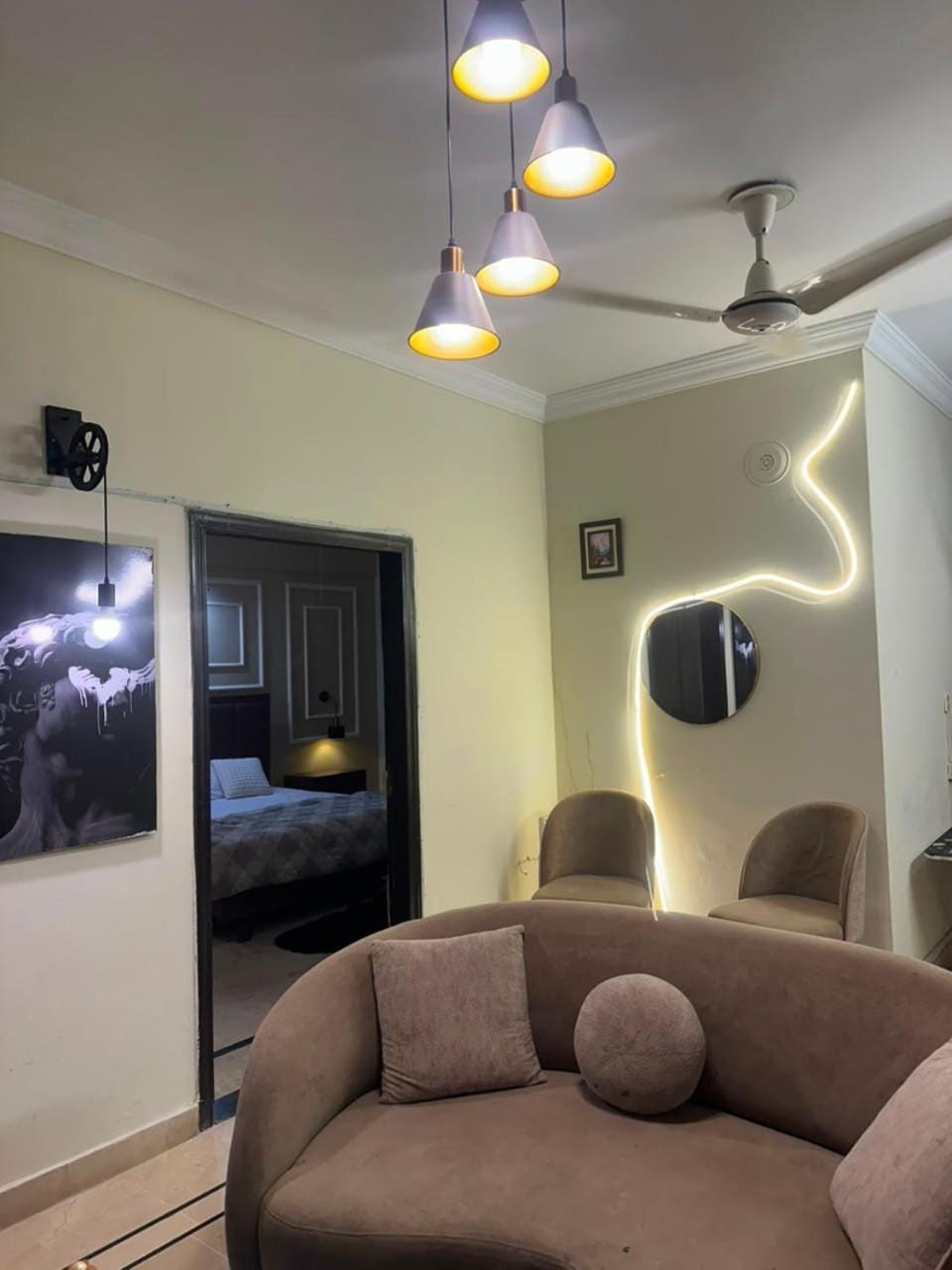 Bed, TV and multimedia, Living room, Photo of the whole room, Seating area, Bedroom, fireplace