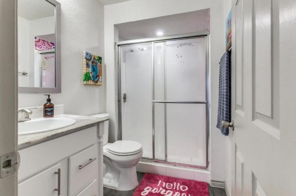 Color Pop Bungalow 3B 2B KING House in Richardson