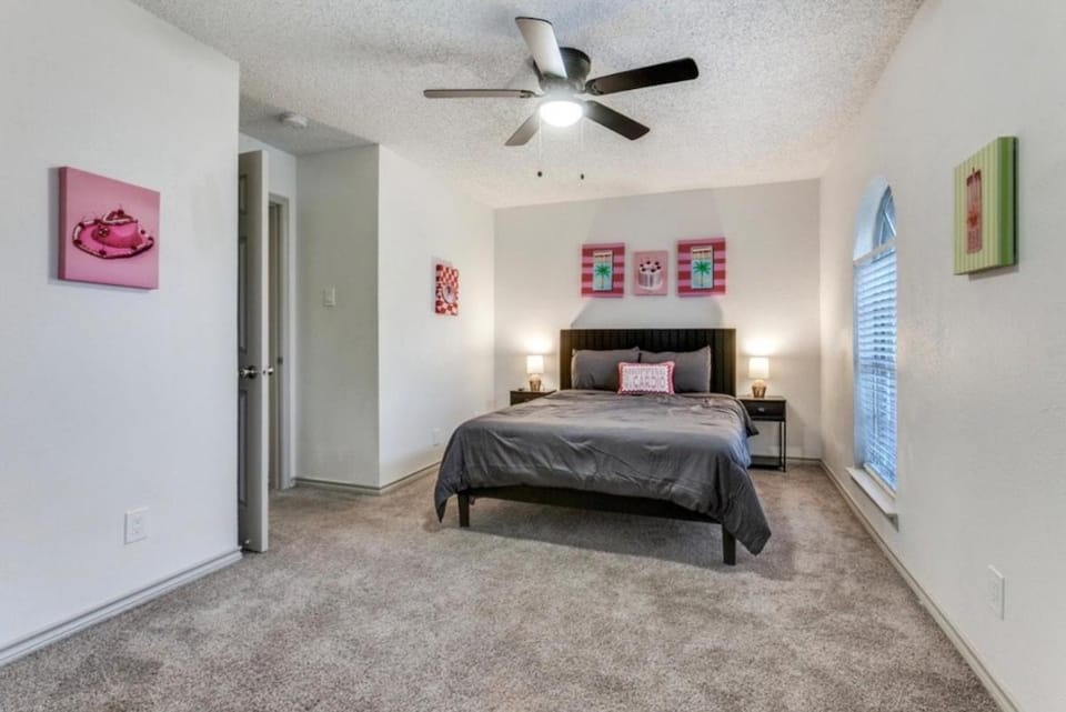 Color Pop Bungalow 3B 2B KING House in Richardson