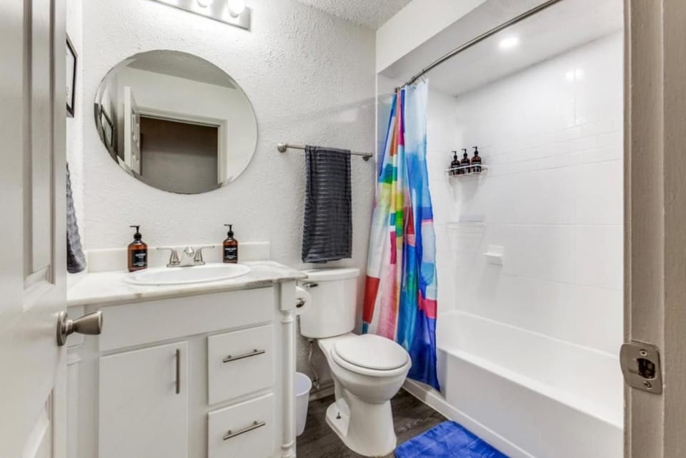 Color Pop Bungalow 3B 2B KING House in Richardson