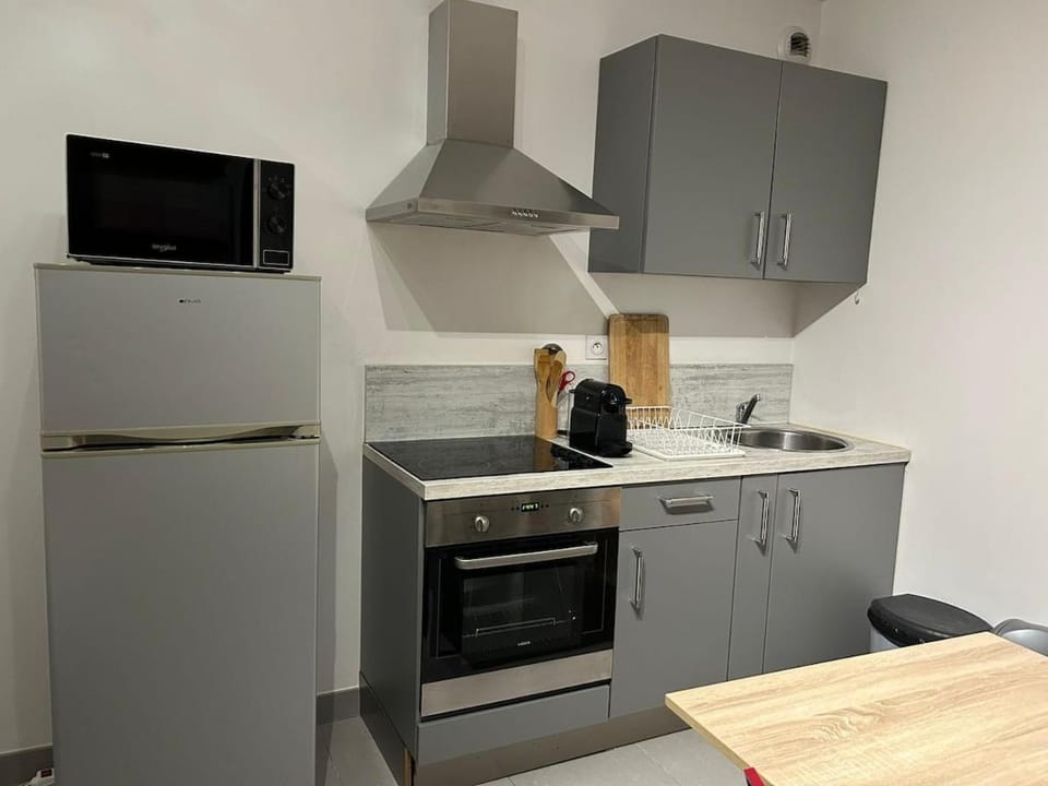 Kitchen or kitchenette, oven, stove