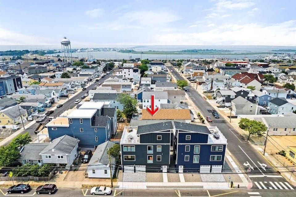 Bird's eye view, View (from property/room), River view, Sea view, Street view