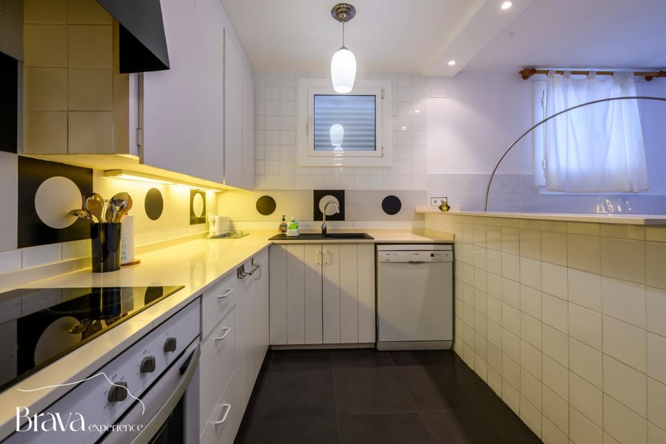 Kitchen or kitchenette, dishwasher, oven, stove