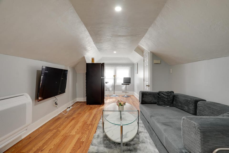 3 Mi to Blue Hills Skiing & Hiking! Couple’s Apt Apartment in Milton