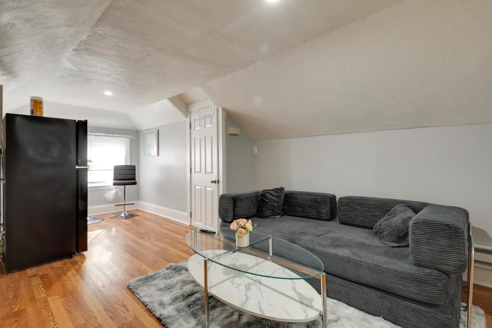 3 Mi to Blue Hills Skiing & Hiking! Couple’s Apt Apartment in Milton