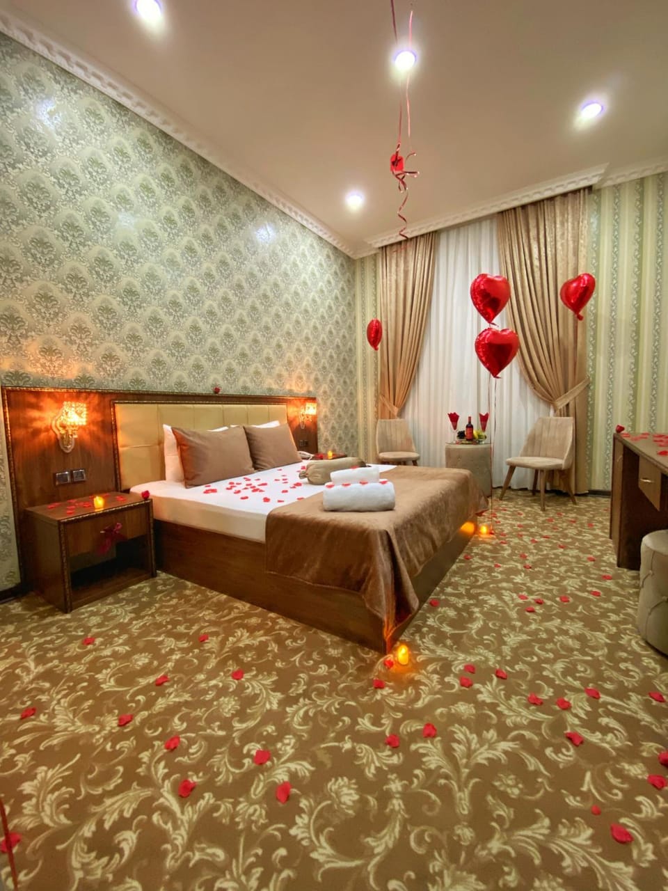 Bed, Living room, Photo of the whole room, Seating area, Bedroom