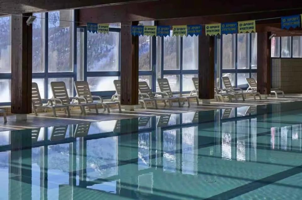 Swimming pool, sunbed