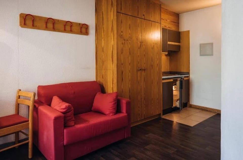 Kitchen or kitchenette, Living room, stove