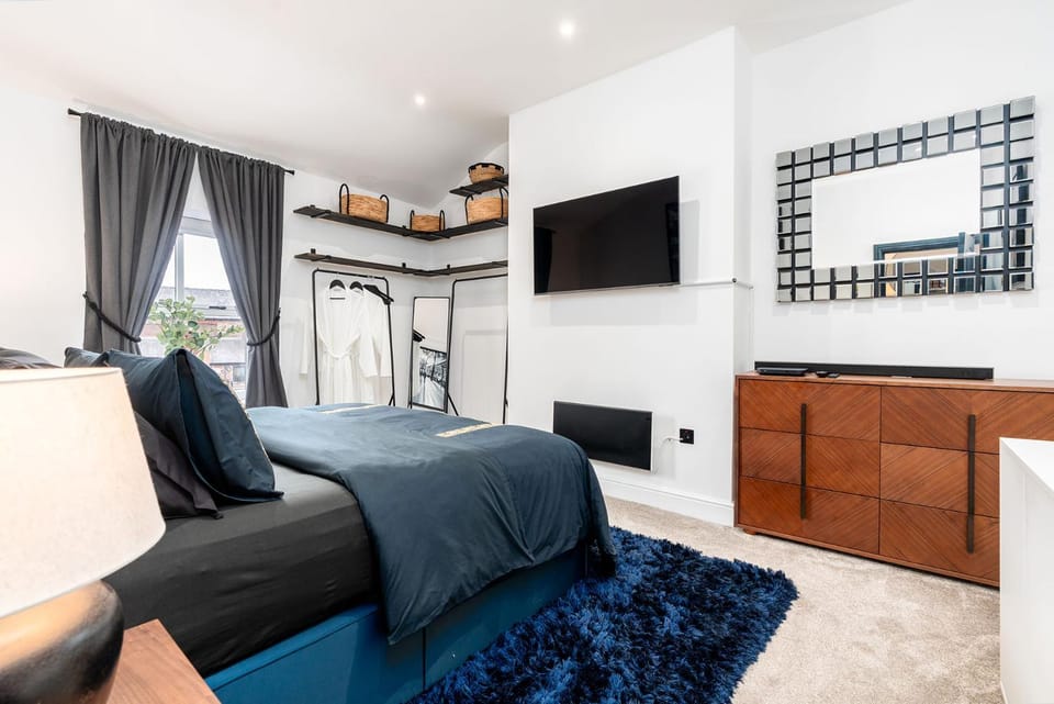 Bed, TV and multimedia, Photo of the whole room, Bedroom