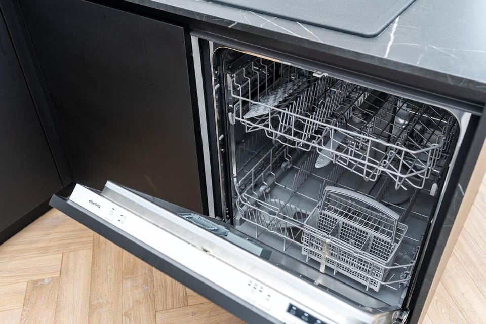 Kitchen or kitchenette, dishwasher