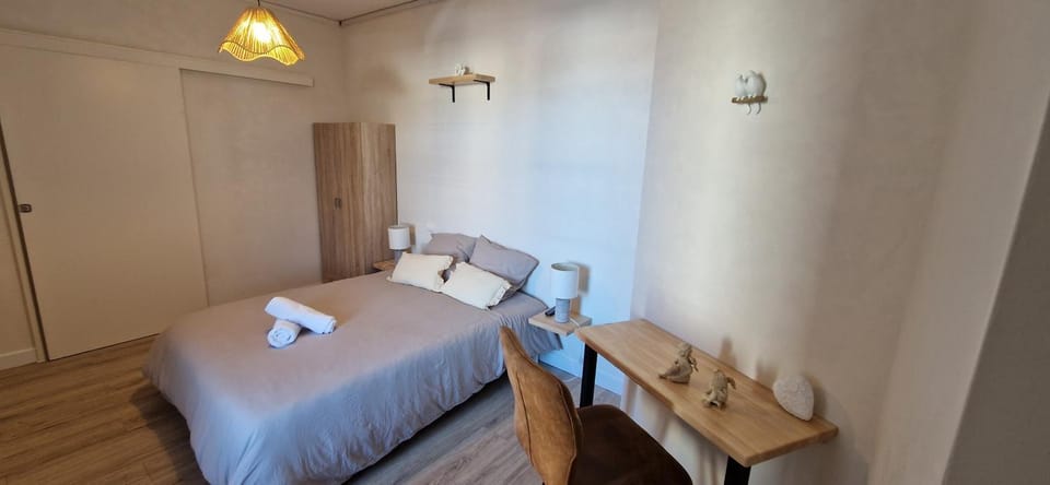 Bed, Photo of the whole room, Bedroom