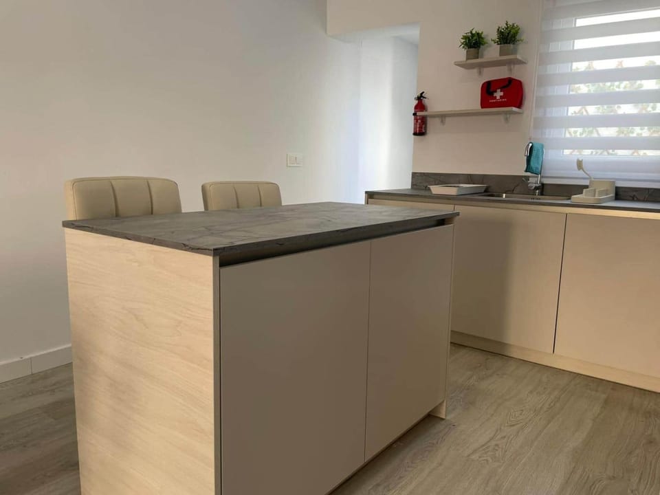 Kitchen or kitchenette, Breakfast, dishwasher, washing machine