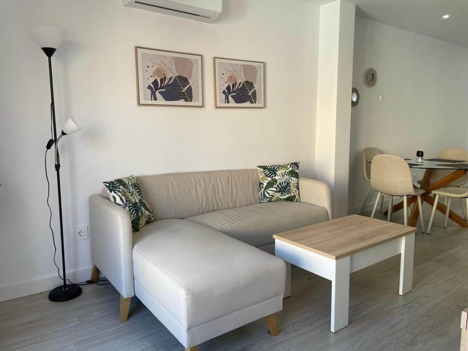 Patio, TV and multimedia, Living room, Seating area, Dining area, air conditioner