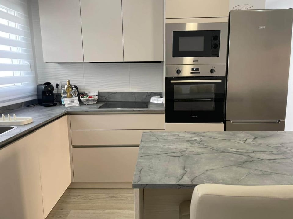 Coffee/tea facilities, Kitchen or kitchenette, dishwasher, oven, stove, toaster, washing machine