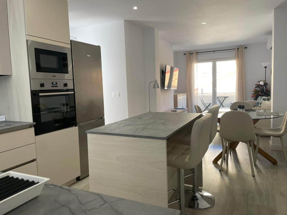 Kitchen or kitchenette, Breakfast, microwave, oven, stove