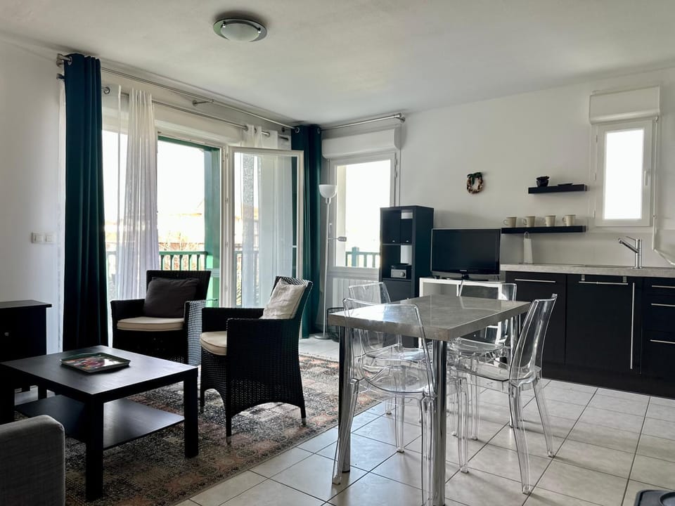 Kitchen or kitchenette, Living room, Seating area, Dining area
