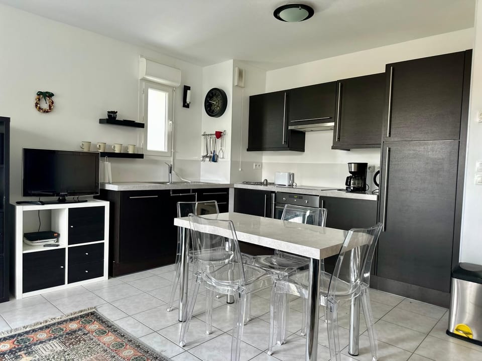 Kitchen or kitchenette, Dining area, dishwasher, oven, stove, toaster