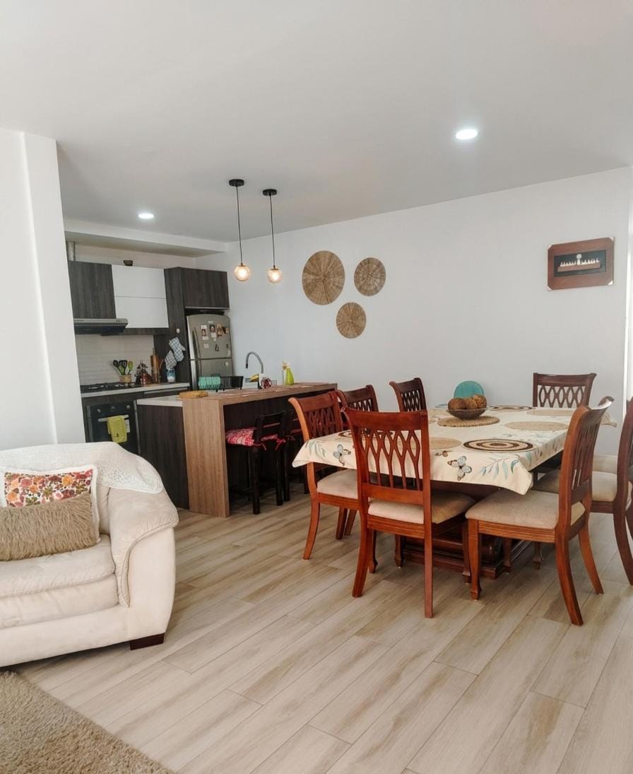 Hermoso y espacioso departamento, garaje, pet lovers a 5 minutos Mall del Alto Apartment in Cuenca