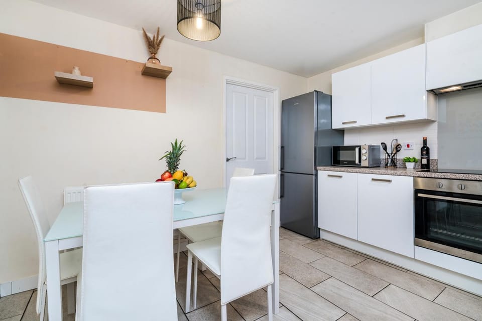 3 BD Parking Sleeps 5 House in Nottingham