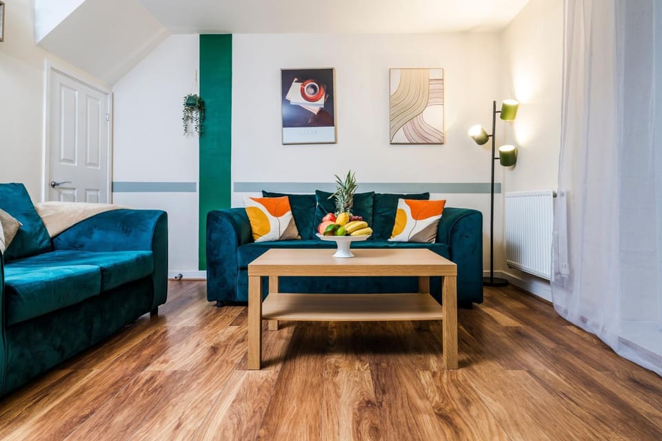 3 BD Parking Sleeps 5 House in Nottingham
