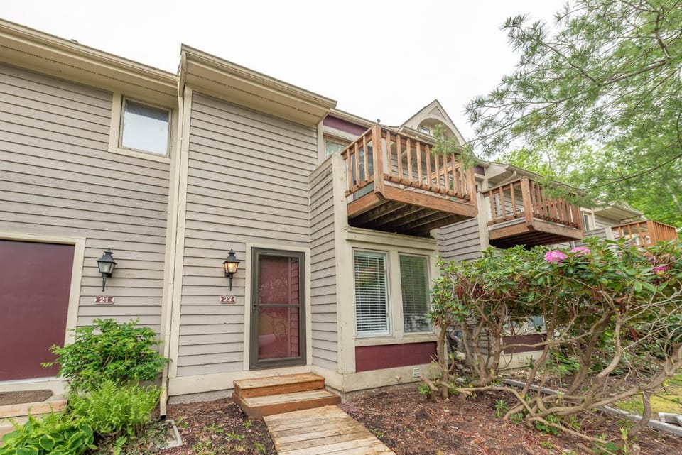 Skis and Sandals House in McHenry