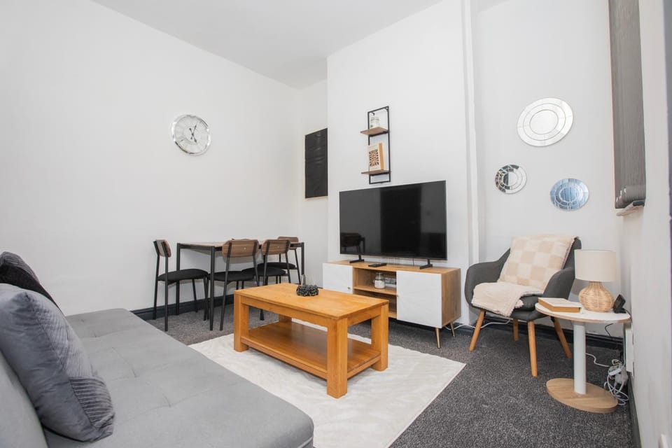 Communal lounge/ TV room, Living room, Seating area, Evening entertainment