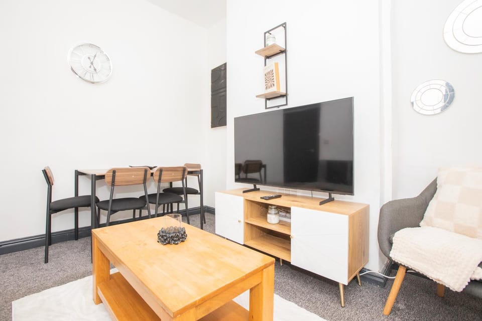 Communal lounge/ TV room, TV and multimedia, Living room, Seating area, Dining area