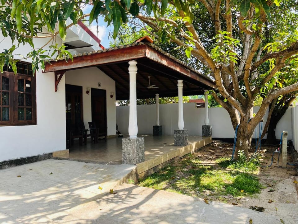 Airport view homestay Bed and Breakfast in Negombo