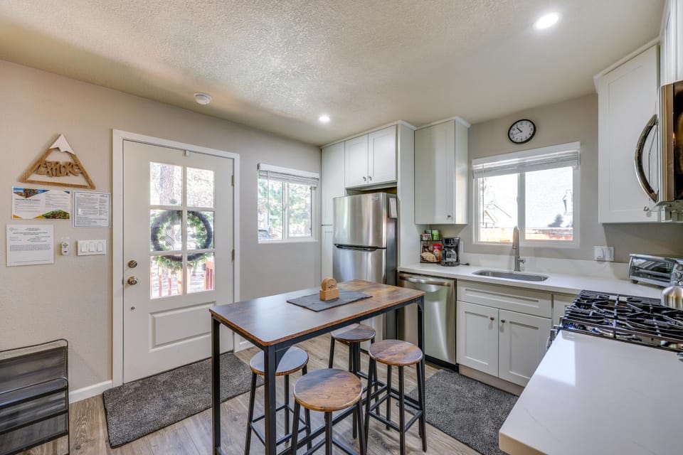 Ski & Hike: Cozy Big Bear Retreat w/ Fireplace House in Southern California