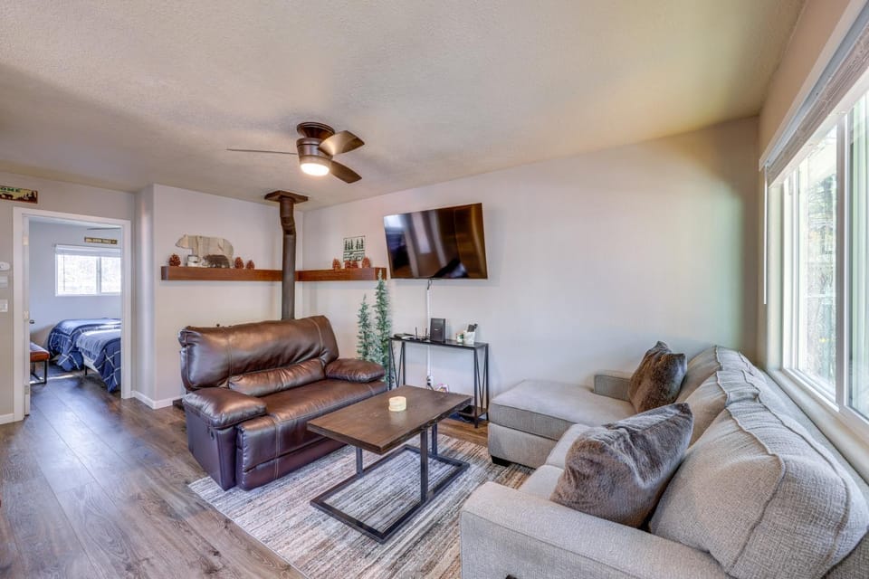 Ski & Hike: Cozy Big Bear Retreat w/ Fireplace House in Southern California